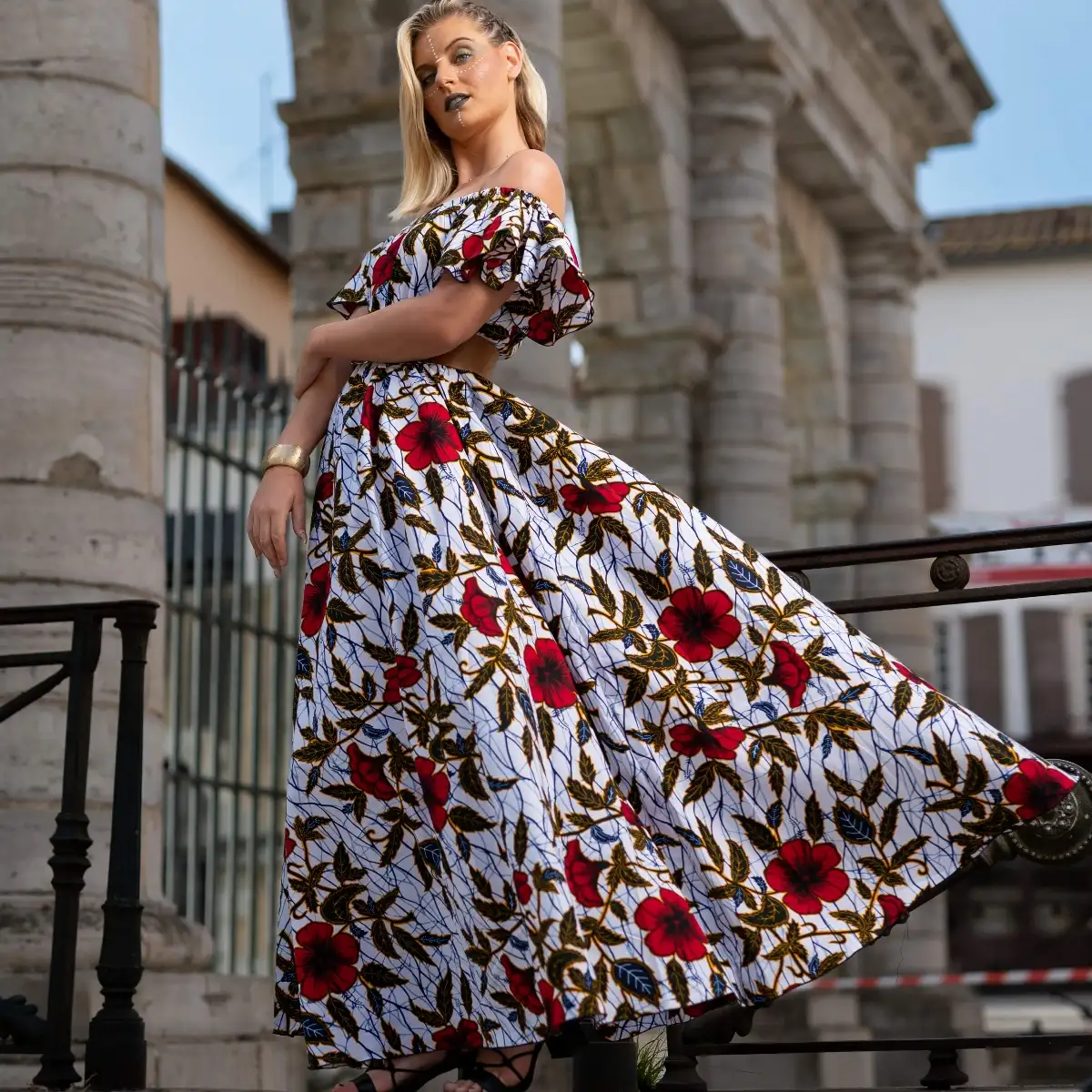 Maxi robe en wax hibiscus blanc et rouge