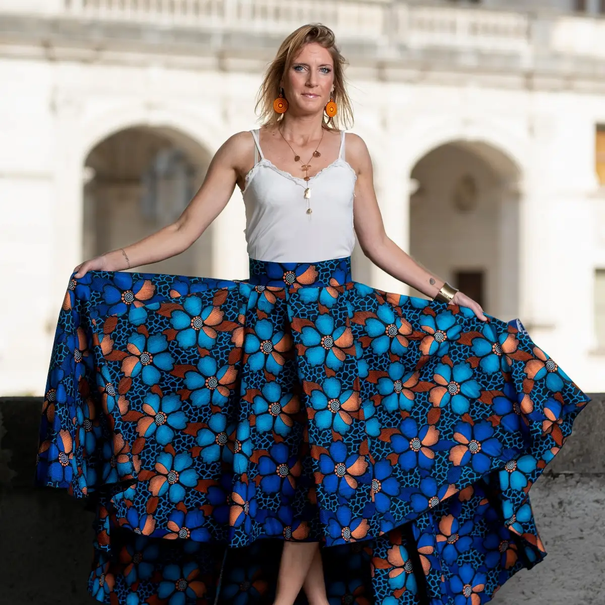 Maxi jupe bleue asymétrique plissée en wax