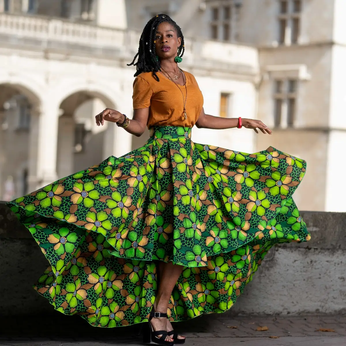 Maxi jupe verte asymétrique plissée en wax