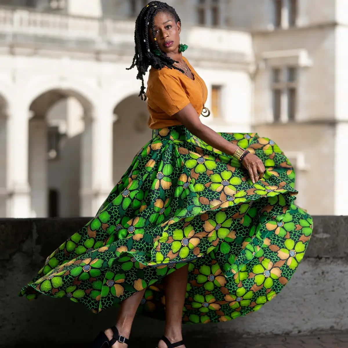 Maxi jupe verte asymétrique plissée en wax