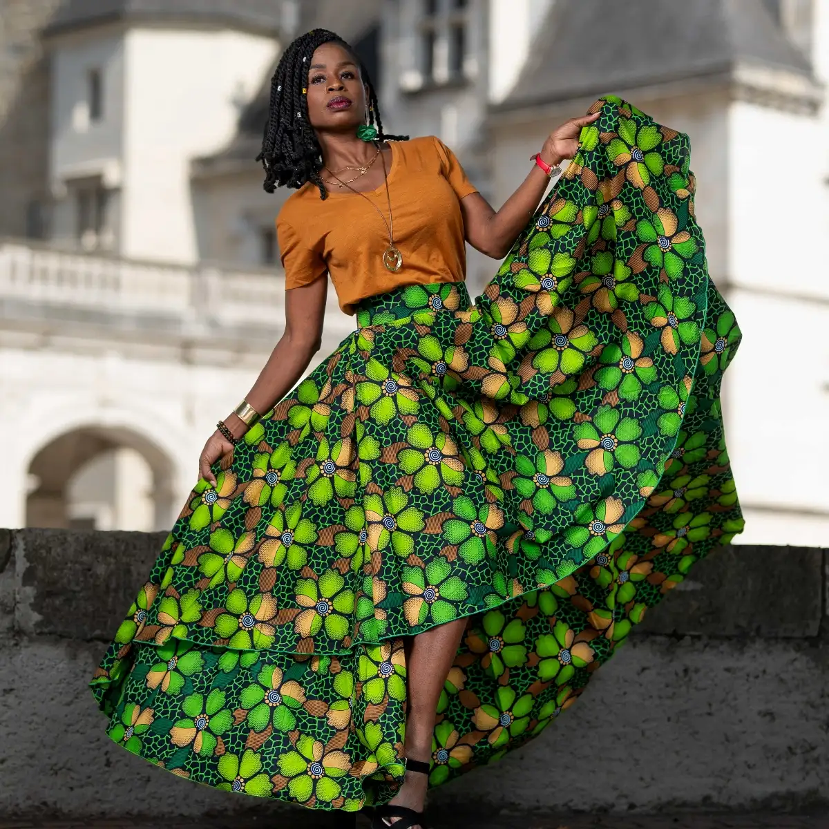 Maxi jupe verte asymétrique plissée en wax