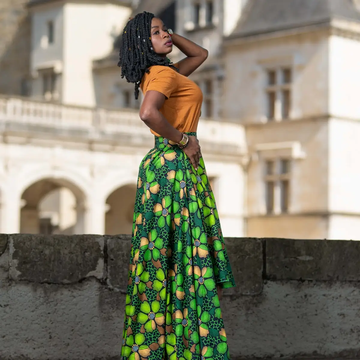 Maxi jupe verte asymétrique plissée en wax