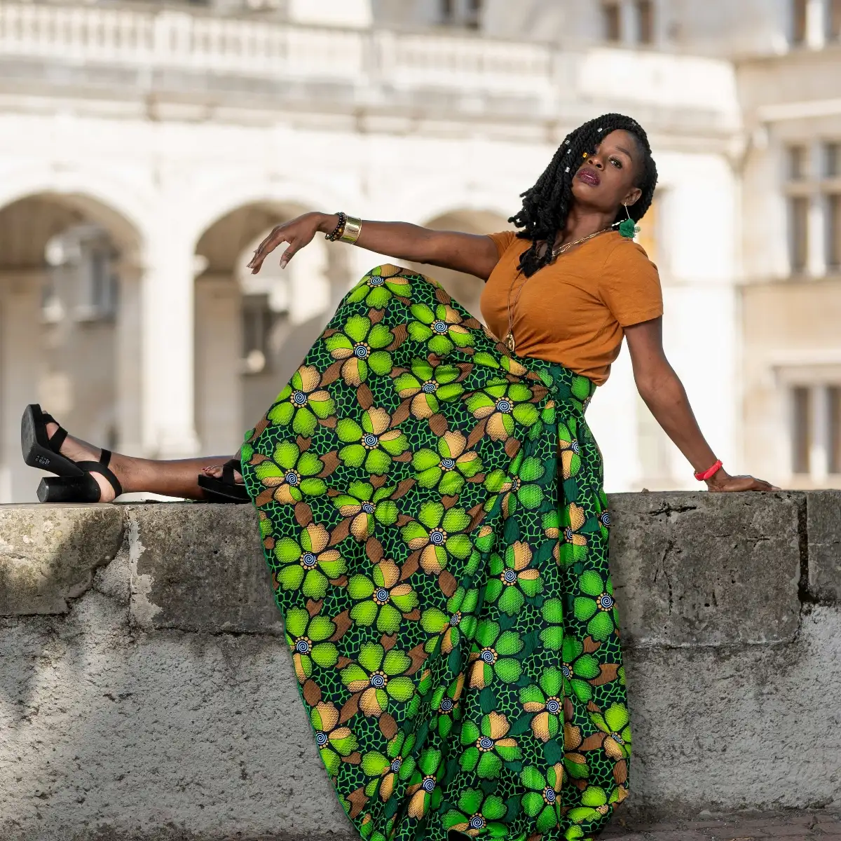 Maxi jupe verte asymétrique plissée en wax