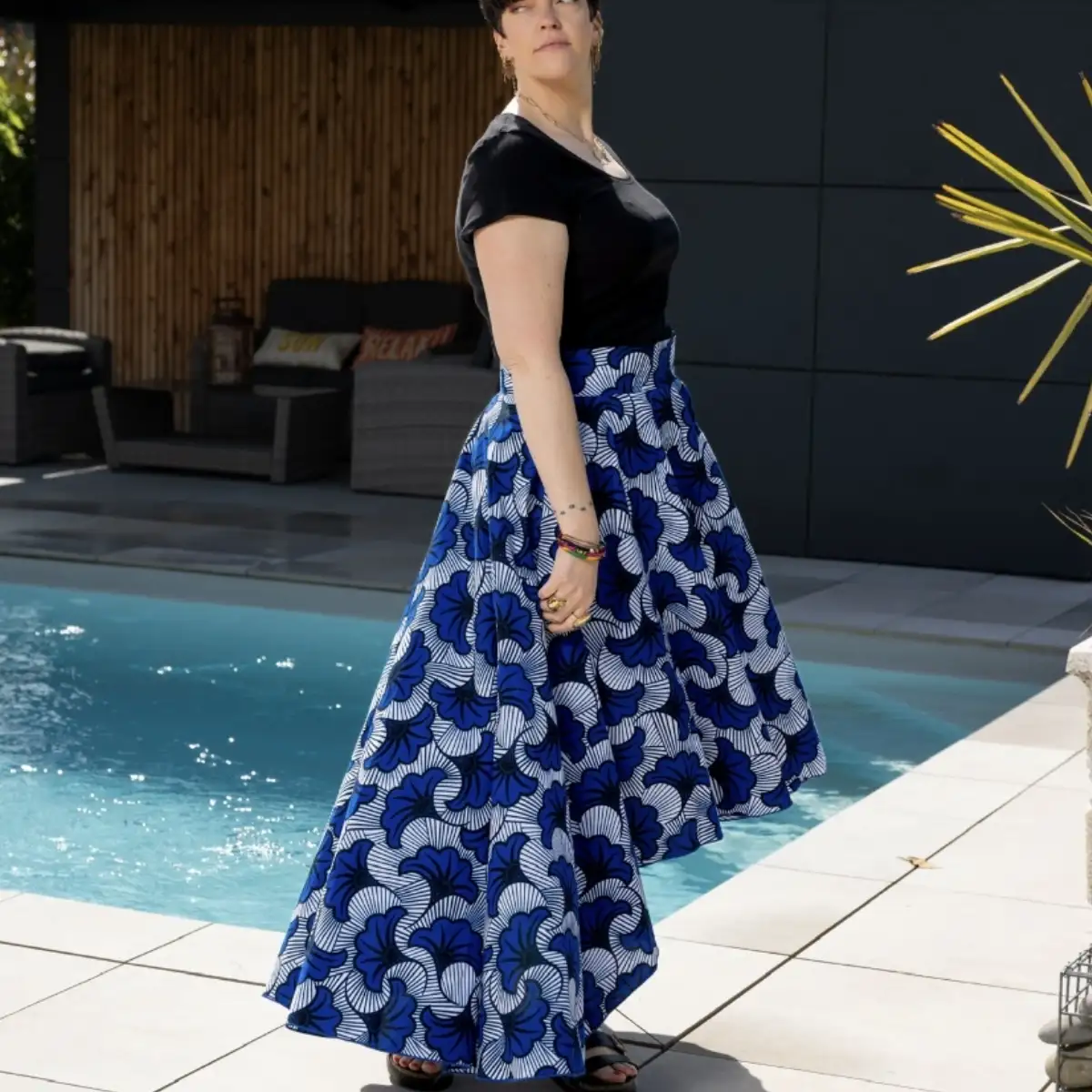 Maxi jupe asymétrique bleue en wax