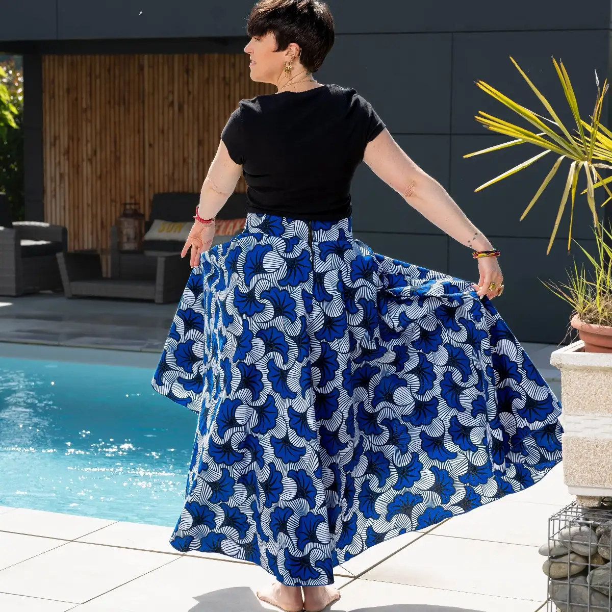 Maxi jupe asymétrique bleue en wax