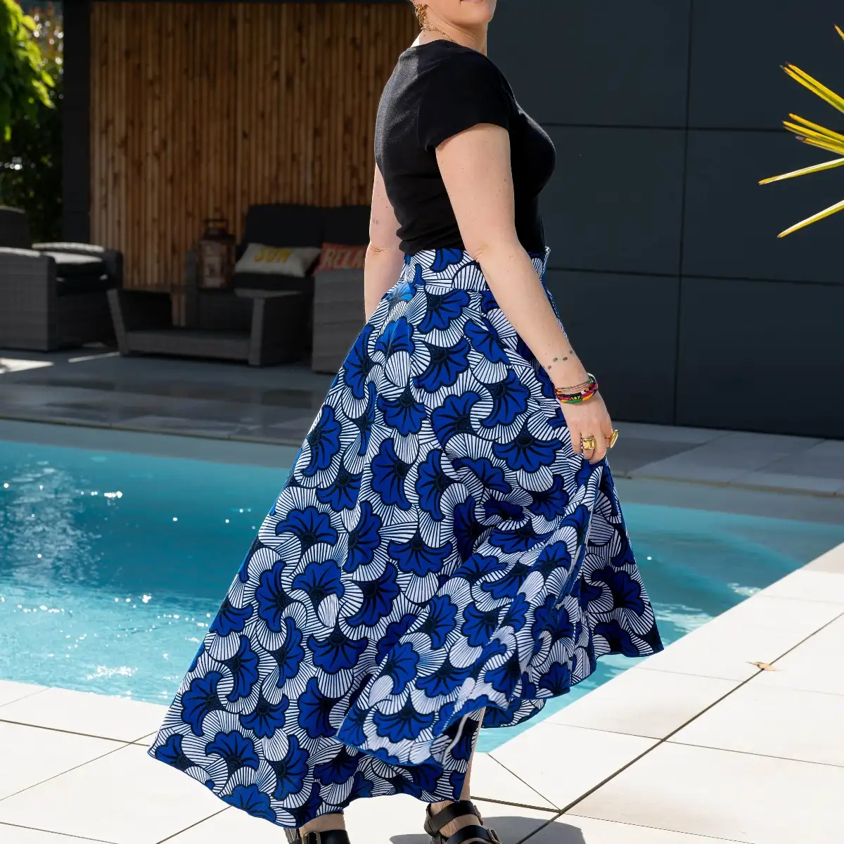 Maxi jupe asymétrique bleue en wax